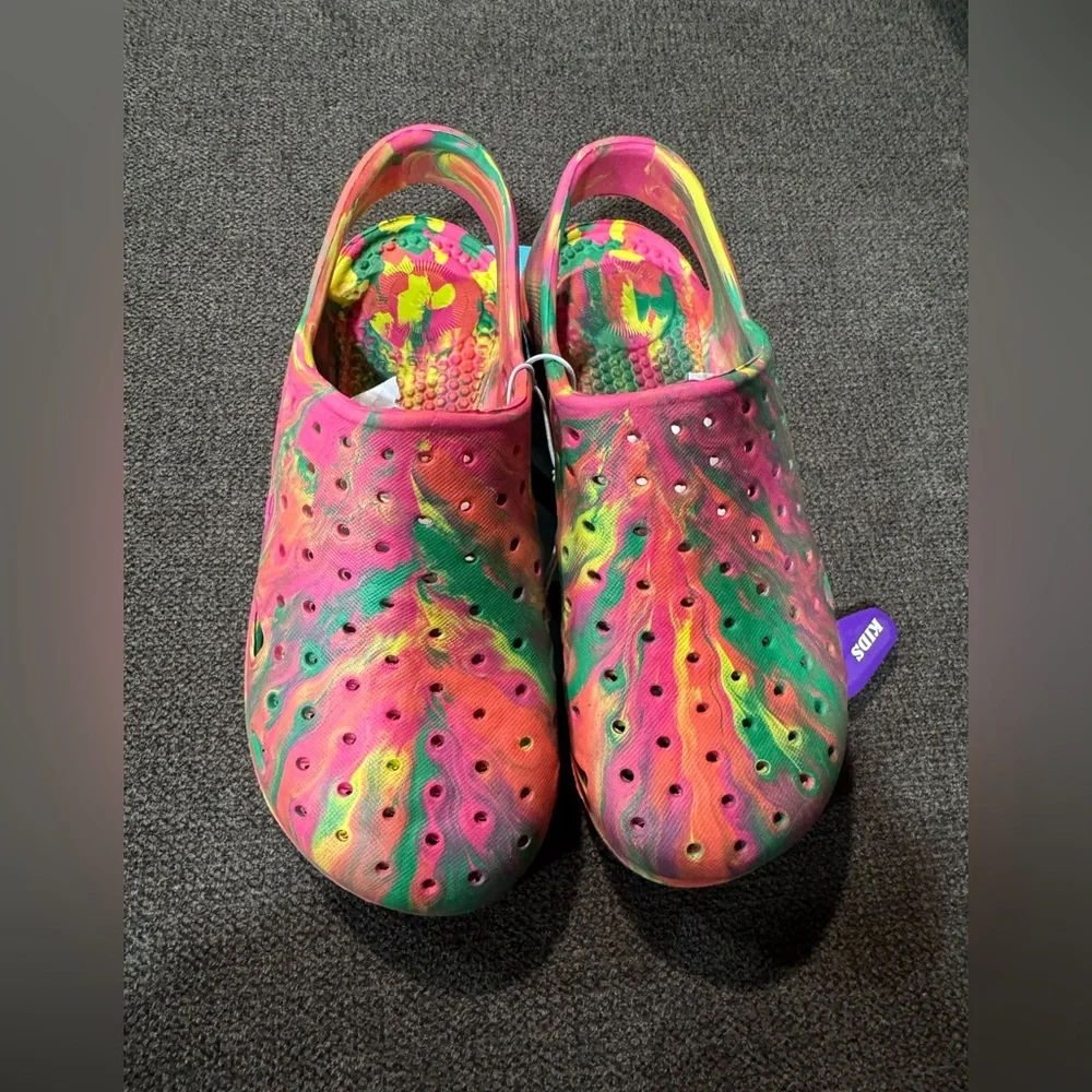 TOTES Splash and play kids clogs size 11-12